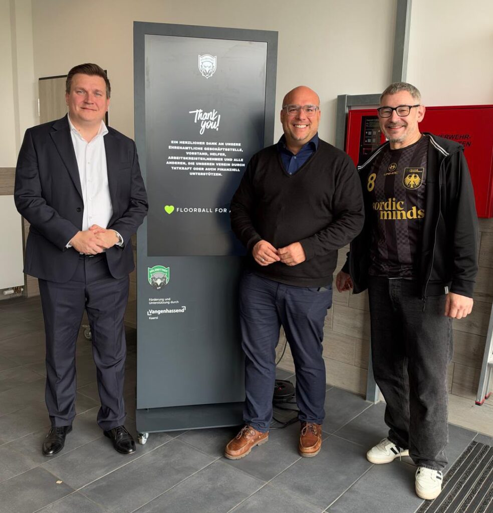 Hoher Besuch beim Floorball: Der Bürgermeister der Stadt Kaarst Christian Horn-Heinemann (m.) zusammen seinem Stellvertreter Dennis Oscheja (l.) und dem stellvertretenden Abteilungsleiter Floorball Michael Mülhöfer (r.) (Foto: Hendrik Schnell)